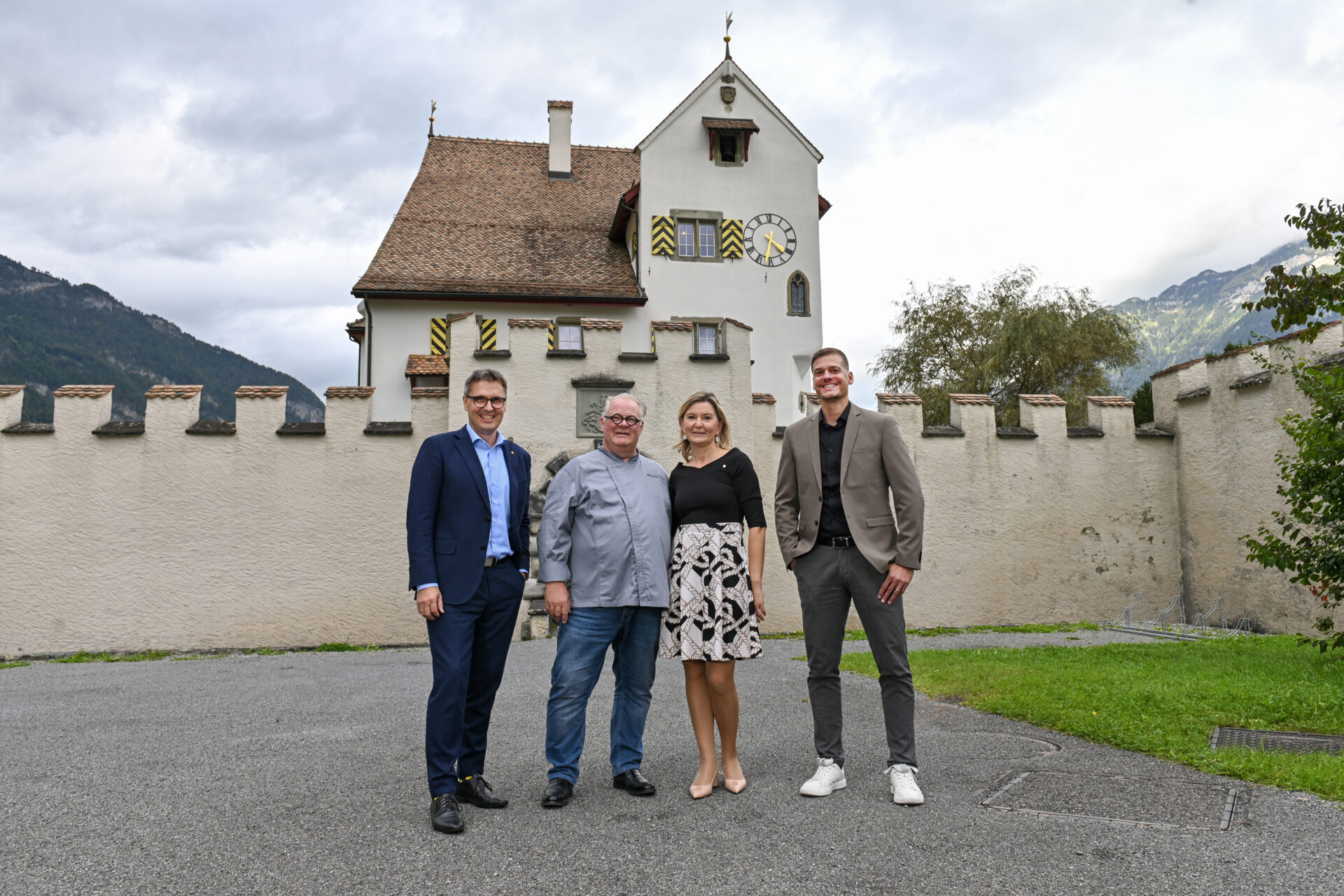 Gruppe vor Schloss DSC 3824
